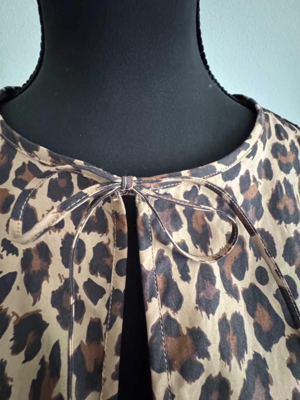 Abercrombie & Fitch Short-Sleeve Tie-Front Top in leopard print; Sz S - Picture 6 of 10